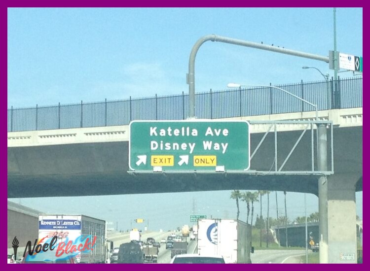 ¿Cómo se accede a Disneyland desde las principales autopistas y aeropuertos de California?